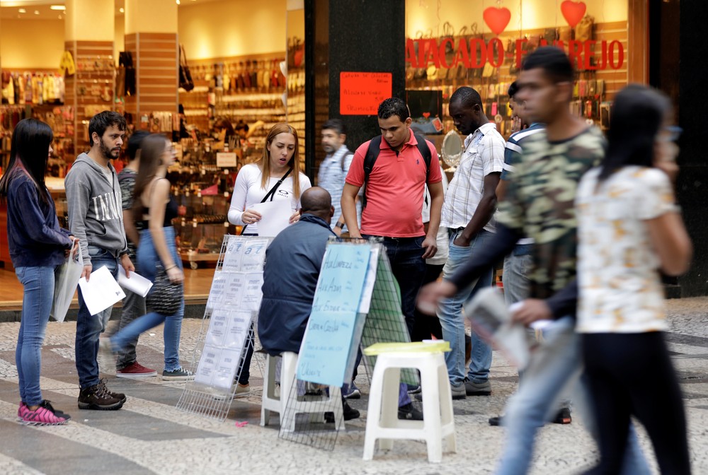 Brasileiro consome mais no 2º trimestre, mas ainda está cauteloso com economia